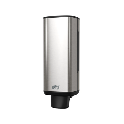 Le distributeur Tork 460010 pour savon et désinfectant pour les mains de TORK - Essity Professional Hygiene Germany GmbH dispose d'un design élégant en acier inoxydable rectangulaire avec une buse noire raffinée en bas et le logo "Tork" près de la base. Son esthétique moderne se démarque magnifiquement sur un fond blanc, ce qui le rend parfait pour distribuer du savon et des désinfectants pour les mains.