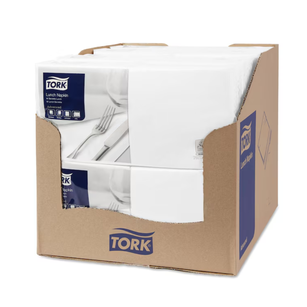 Ausgestellt ist ein oben offener Karton, der mehrere Packungen Tork 477149 Lunchservietten Weiß Advanced 1/4-Falz 2-lagig enthält. Sowohl auf dem Karton als auch auf der Serviettenverpackung ist das Tork-Logo deutlich zu sehen und betont deren umweltfreundliches Design.
