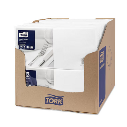 Ausgestellt ist ein oben offener Karton, der mehrere Packungen Tork 477149 Lunchservietten Weiß Advanced 1/4-Falz 2-lagig enthält. Sowohl auf dem Karton als auch auf der Serviettenverpackung ist das Tork-Logo deutlich zu sehen und betont deren umweltfreundliches Design.