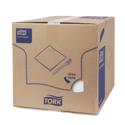 Ein großer Karton mit der Aufschrift „Tork 477149 Lunchservietten Weiß Advanced 1/4-Falz 2-lagig“ zeigt das Logo von TORK – Essity Professional Hygiene Germany GmbH. Die in Blau und Weiß gehaltene Verpackung betont die Umweltfreundlichkeit der 2-lagigen Lunchservietten und verfügt über eine „Hier öffnen“-Anleitung sowie eine perforierte Öffnung auf der Vorderseite.