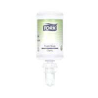 Une bouteille de savon moussant pour les mains Tork 520201 « Reine Hand » Premium S4 (1 000 ml) de la marque TORK – Essity est représentée à l'envers, avec une étiquette verte et blanche comportant les mentions « Doux pour la peau », « Hygiène des mains » et « Biodégradable ».