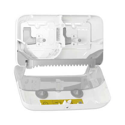 Der Tork 558040 Doppelrollenspender für hülsenloses Midi-Toilettenpapier Elevation T7 von Essity Professional Hygiene Germany GmbH verfügt über ein offenes Design mit transparenten Abschnitten, wodurch die internen Mechanismen und die umweltfreundliche Funktionalität zum Halten und Ausgeben hervorgehoben werden. Er verfügt über eine sichtbare gezackte Kante, ein gelbes Anleitungsetikett und ist mit hülsenlosem Midi-Toilettenpapier kompatibel.