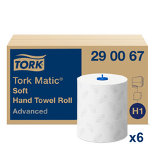 Bild einer Tork Matic® 290067 weiches Rollenhandtuch Advanced H1 2-lagig-Verpackung, die eine braune Schachtel mit dem ikonischen Logo der Marke zeigt. Daneben ist eine weiße Papierhandtuchrolle mit Blattmustern verziert und mit „H1 x6“ gekennzeichnet, was sie ideal zum fortgeschrittenen Händetrocknen mit dem zuverlässigen Tork Matic® Rollenhandtuchsystem von TORK – Essity Professional Hygiene Germany GmbH macht.