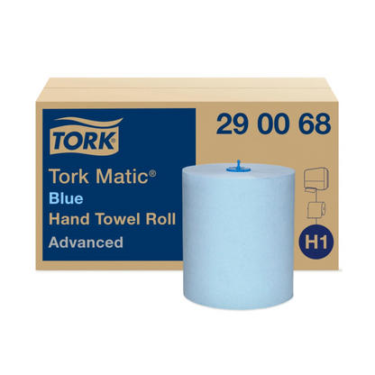 Un carton portant l'inscription « Tork Matic® Rouleau d'essuie-mains Advanced H1 2 plis, différentes couleurs » de la marque TORK – Essity Professional Hygiene Germany GmbH, avec le code 290068 et « Advanced System H1 ». Devant se trouve un grand rouleau de papier essuie-mains bleu, conçu pour un séchage des mains efficace et doté d'un noyau en plastique bleu distinctif.