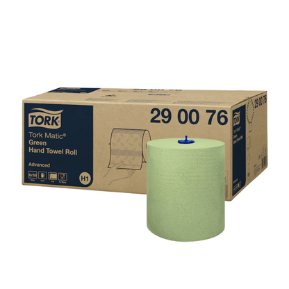 Un rouleau d'essuie-mains vert est présenté devant un carton portant l'inscription « Tork Matic® Rouleau d'essuie-mains Advanced H1 2 plis, différentes couleurs » de TORK – Essity Professional Hygiene Germany GmbH et le code produit « 290076 ». Les deux articles sont parfaits pour un séchage des mains efficace et sont présentés sur un fond blanc simple.