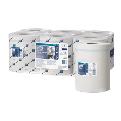 Un ensemble de rouleaux de papier cylindriques blancs dans un emballage en plastique, marqué comme Tork Reflex™ 473472 Essuie-tout multi-usages résistants Advanced M4 2 plis de TORK – Essity Professional Hygiene Germany GmbH, avec distribution feuille à feuille pratique. Les détails du produit et les logos de la marque sont clairement visibles sur les rouleaux. Un rouleau est représenté seul au premier plan, mettant en valeur ces essuie-tout multi-usages durables.