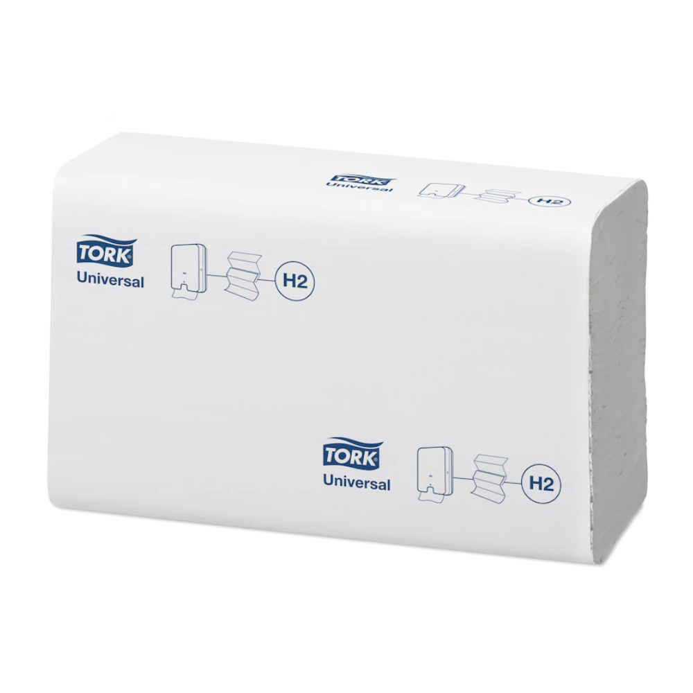 Une pile de serviettes pliées Tork Xpress® 150299, enveloppée dans un emballage blanc, affiche le logo Tork et des illustrations. L'emballage met en avant sa compatibilité avec les distributeurs et offre, en tant que partie de la gamme de TORK - Essity Professional Hygiene Germany GmbH, un rapport qualité-prix impressionnant.