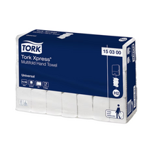 Présenté sont les serviettes multifold Tork Xpress® 150300 Universal H2, un produit de TORK – Essity Professional Hygiene Germany GmbH. L'emballage bleu et blanc met en avant des détails tels que la compatibilité avec le système H2, avec six paquets de serviettes par emballage et un design convivial garantissant une excellente hygiène.
