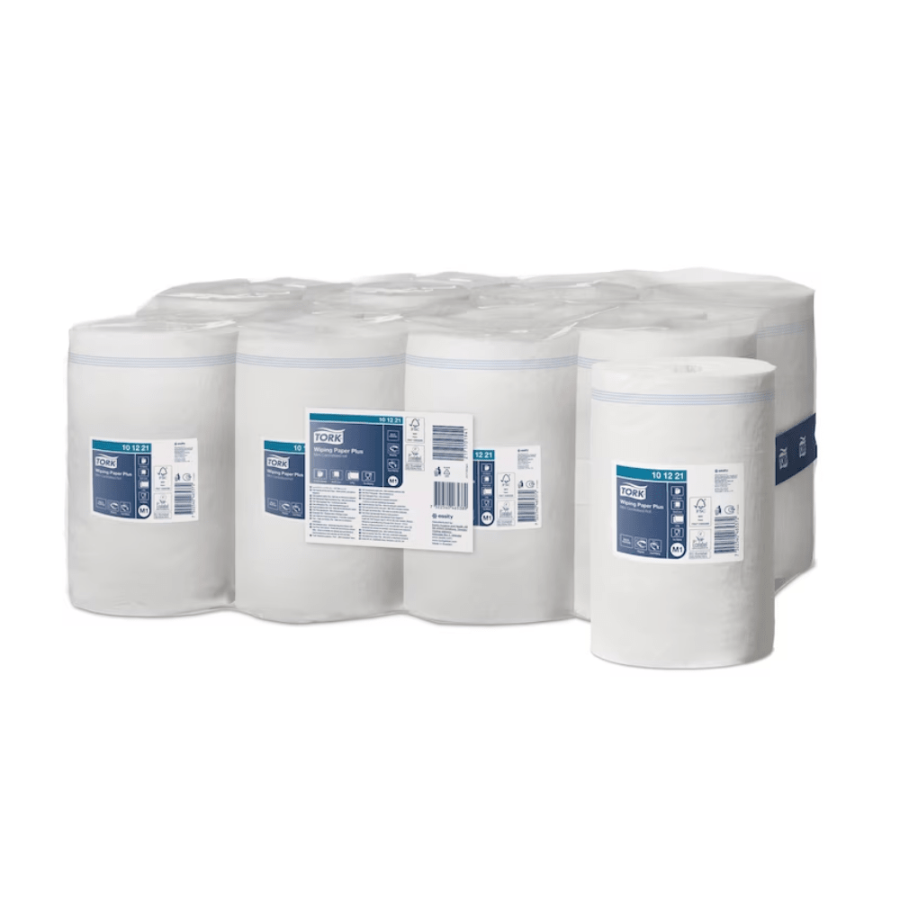 Mehrere Rollen Tork Xpress® Starke Mehrzweck-Papierwischtücher mit Advanced 2-lagig-Textur sind sauber in zwei Reihen angeordnet und in Kunststoffverpackungen verpackt. Jede Rolle verfügt über ein blau-weißes Etikett mit Produktinformationen und Symbolen auf einem einfachen weißen Hintergrund.