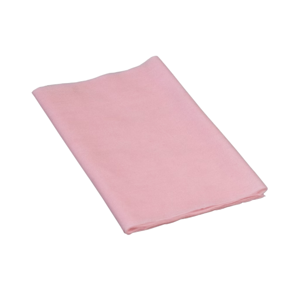 Une serviette en tissu rose soigneusement pliée, rappelant un chiffon anti-poussière Vileda lisse 101 High Performance Gr. 2, est présentée sur un fond blanc. La forme rectangulaire souligne sa simplicité élégante, idéale pour tout environnement de nettoyage à sec de Vileda GmbH.