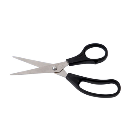 Une paire de ciseaux stériles Altruan Vivomed à usage unique avec 2 lames pointues est illustrée sur un fond blanc. Ces ciseaux ont des poignées en plastique noir et les lames métalliques ouvertes et pointues les rendent adaptées à la coupe de divers matériaux et idéales pour des besoins de soins médicaux précis.