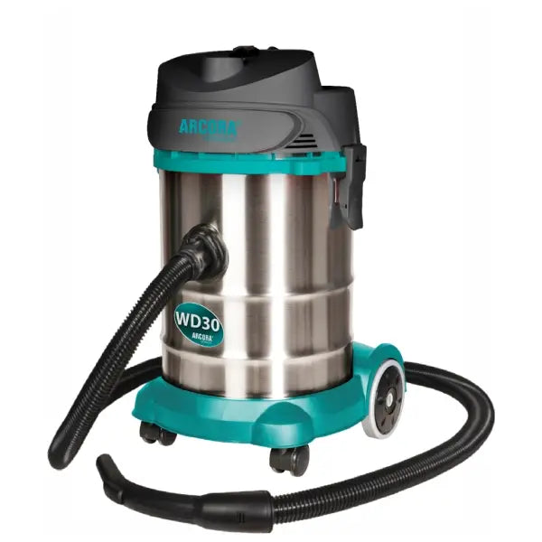 Der Arcora Wd 30 von Arcora International GmbH ist ein leistungsstarker 30L Nass-/Trockensauger mit Edelstahlgehäuse, schwarzem Schlauch, grünen und schwarzen Akzenten, zwei großen Hinterrädern, zwei kleinen Vorderrädern und der Modellnummer WD30 auf der Vorderseite.