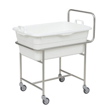 Das Novocal Edelstahl-Fahrgestell mit Schiebebügel verfügt über vier Ø 75 mm Leichtlauflenkrollen und hält eine weiße Kunststoffwanne mit Griffen.