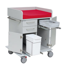 Der Novocal Wickelwagen verfügt über eine rote, gepolsterte Arbeitsplatte, zwei Schubladen, zwei Unterschränke, ein ausziehbares Tablett mit weißem Abfalleimer und ein Schiebetablett, das den Transport von Wickelutensilien erleichtert. Der Wagen hat vier Räder und ein Vollkunststoffplatte Fahrgestell.