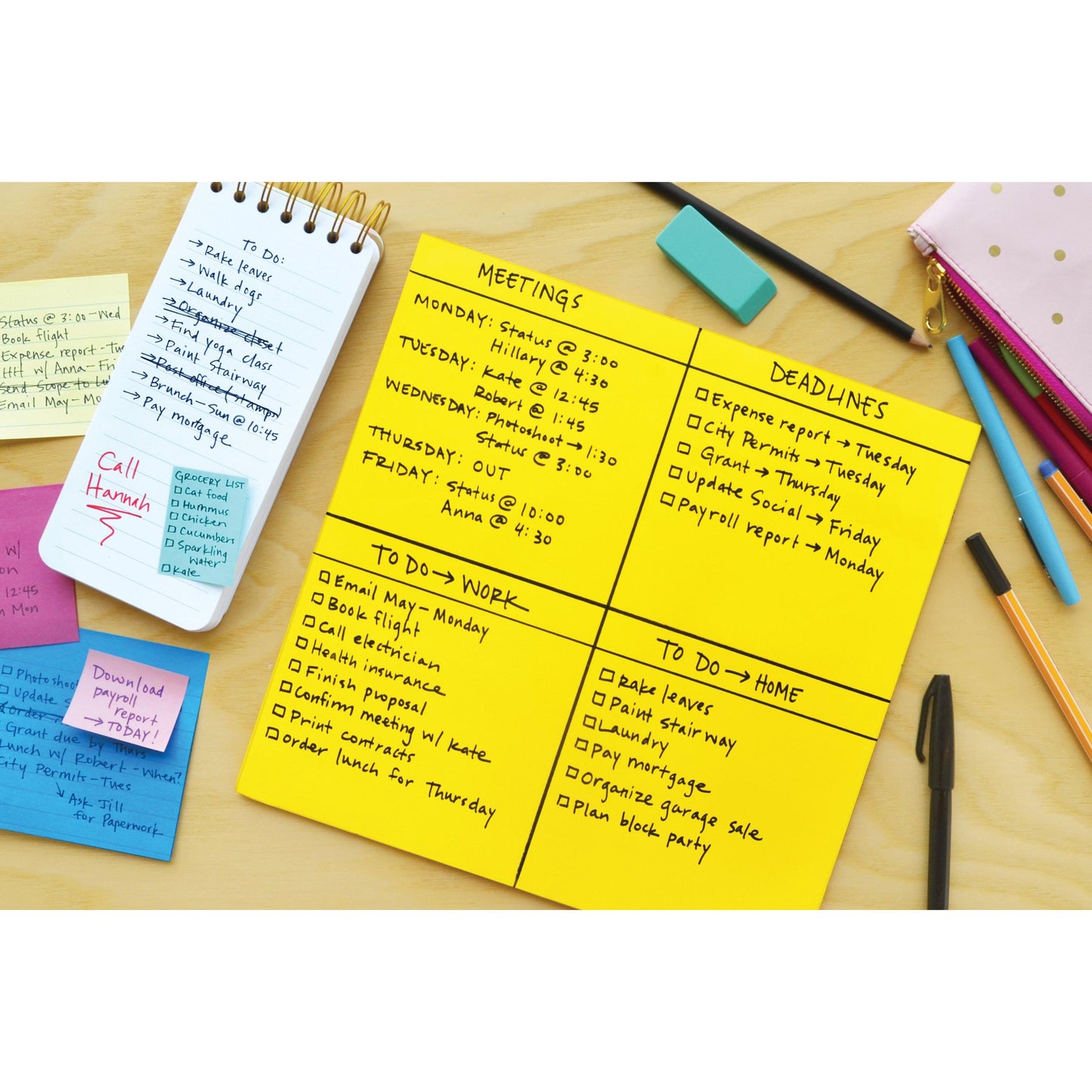 Ein 3M Post-it® Super Sticky Big Note (279 x 279 mm, gelb, 30 Blatt, PEFC-zertifiziert) liegt mit vier Abschnitten - Meetings, Deadlines, To Do-Work und To Do-Home - zwischen Schreibwaren auf einem Holzschreibtisch.