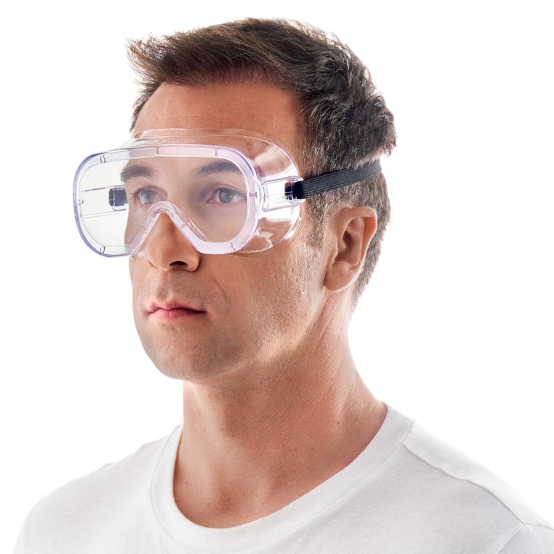 Un homme aux cheveux bruns courts, vêtu d'un t-shirt blanc et de lunettes de protection 3M™ Classic 4800 avec visière transparente de 3M Deutschland GmbH, ventilées indirectement, se tient devant un fond blanc simple.