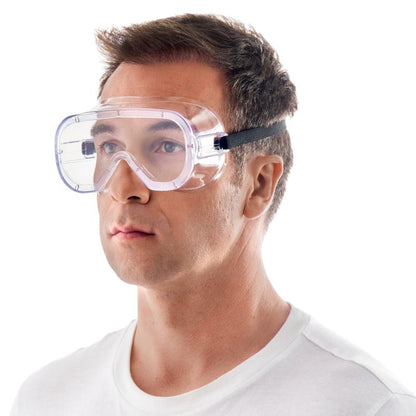 Un homme aux cheveux bruns courts, vêtu d'un t-shirt blanc et de lunettes de protection 3M™ Classic 4800 avec visière transparente de 3M Deutschland GmbH, ventilées indirectement, se tient devant un fond blanc simple.
