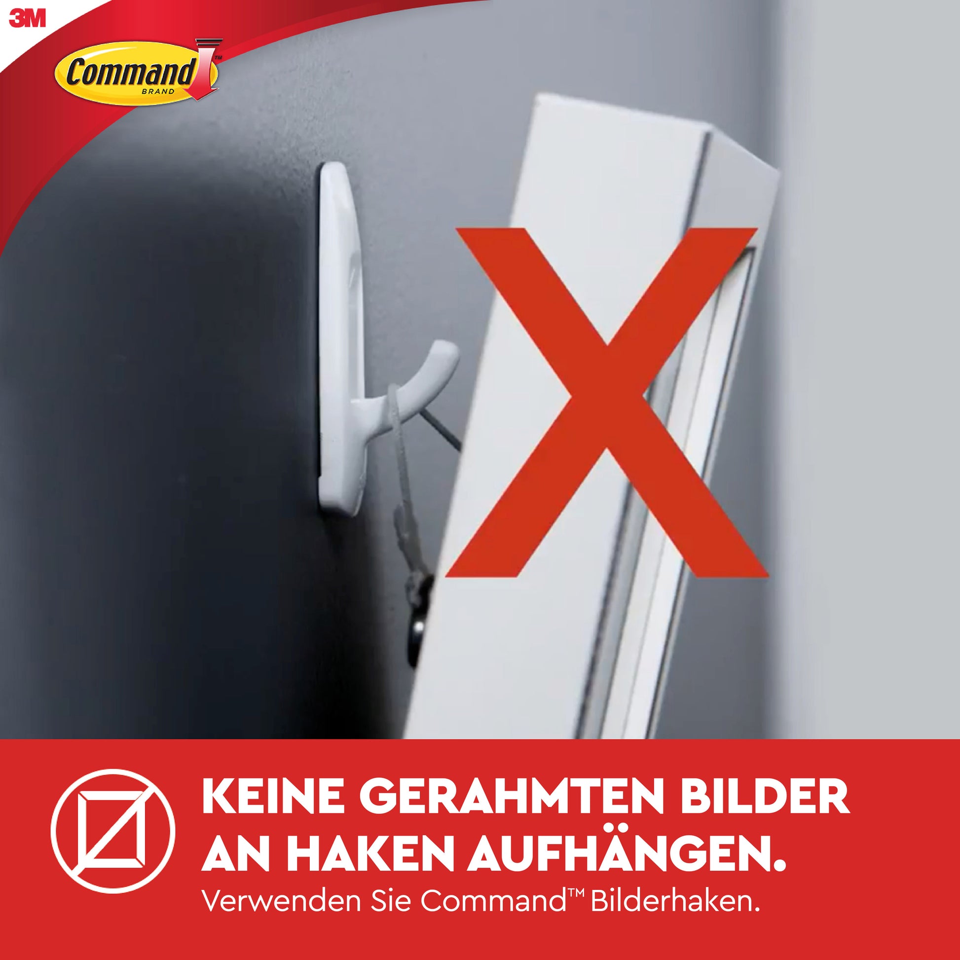 Eine Nahaufnahme eines falsch ausgerichteten gerahmten Bildes an einem normalen Wandhaken, markiert mit einem roten X. Der deutsche Text warnt vor Standardhaken und empfiehlt den Command™ Small Drahthaken, 17067 (1 Stück) der 3M Deutschland GmbH zum Aufhängen von Bildern.