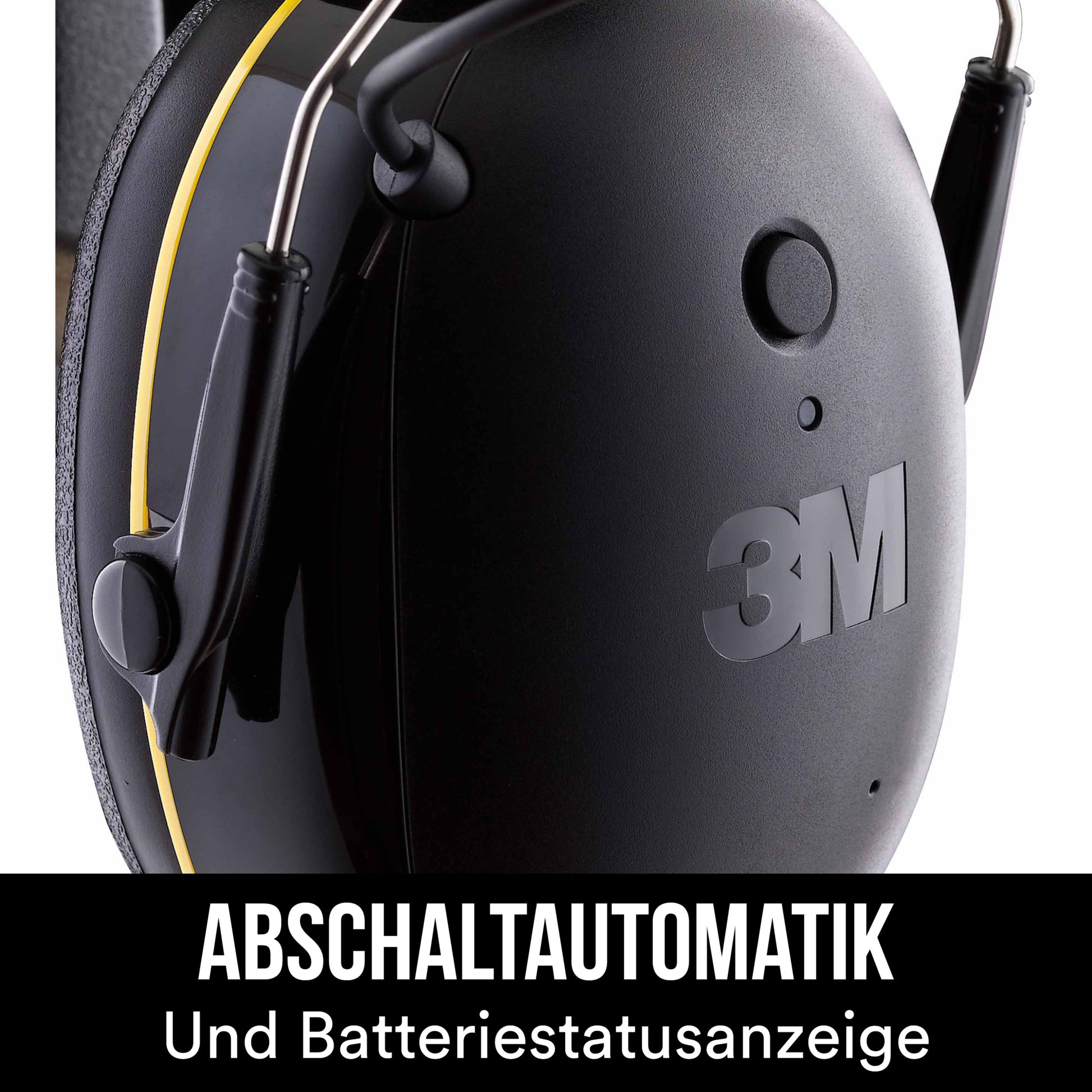 Nahaufnahme des 3M™ WorkTunes™ Connect Kapselgehörschutz 90543E in Schwarz mit gelbem Streifen und Bedientasten. Die Aufschrift "ABSCHALTAUTOMATIK und Batteriestatusanzeige" weist auf automatische Abschaltung und Anzeige hin.