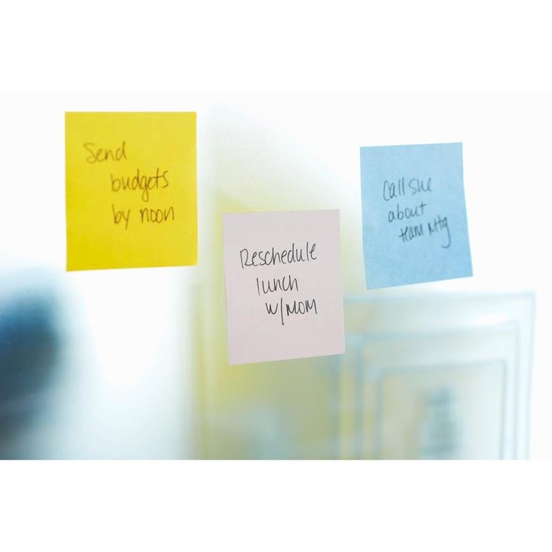 Drei Post-it® Super Sticky Notes Würfel von 3M Deutschland GmbH, gelb, 76 mm x 76 mm, befinden sich auf einer Glasfläche - gelb: "Budgets bis Mittag verschicken", lila: "Mittagessen mit Mama verschieben", blau: "Sue wegen Teambesprechung anrufen".