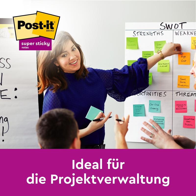 Eine Frau in blauer Bluse leitet eine Gruppendiskussion mit 3M Deutschland GmbH Post-it® Super Sticky Notes (76 mm x 76 mm, 45 Blatt/Block, 100% PEFC) auf einer SWOT-Tafel. In der linken oberen Ecke steht "Ideal für die Projektverwaltung" mit dem Logo.