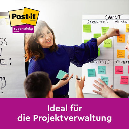 Eine Frau in blauer Bluse leitet eine Gruppendiskussion mit 3M Deutschland GmbH Post-it® Super Sticky Notes (76 mm x 76 mm, 45 Blatt/Block, 100% PEFC) auf einer SWOT-Tafel. In der linken oberen Ecke steht "Ideal für die Projektverwaltung" mit dem Logo.