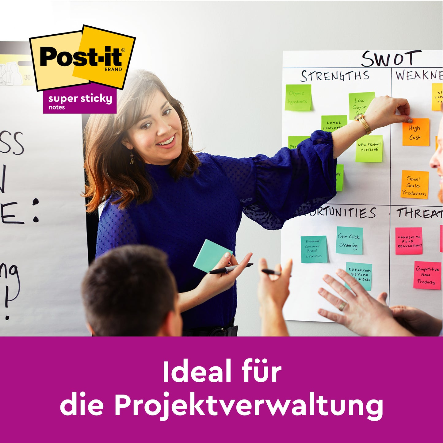 Une femme anime une réunion de projet et fait référence à un diagramme SWOT avec des Post-it® Super Sticky Z-Notes colorés (76x76mm). Les collègues discutent activement. Marque de 3M Deutschland GmbH, 14 blocs plus 2 gratuits par paquet, 100% certifié PEFC.