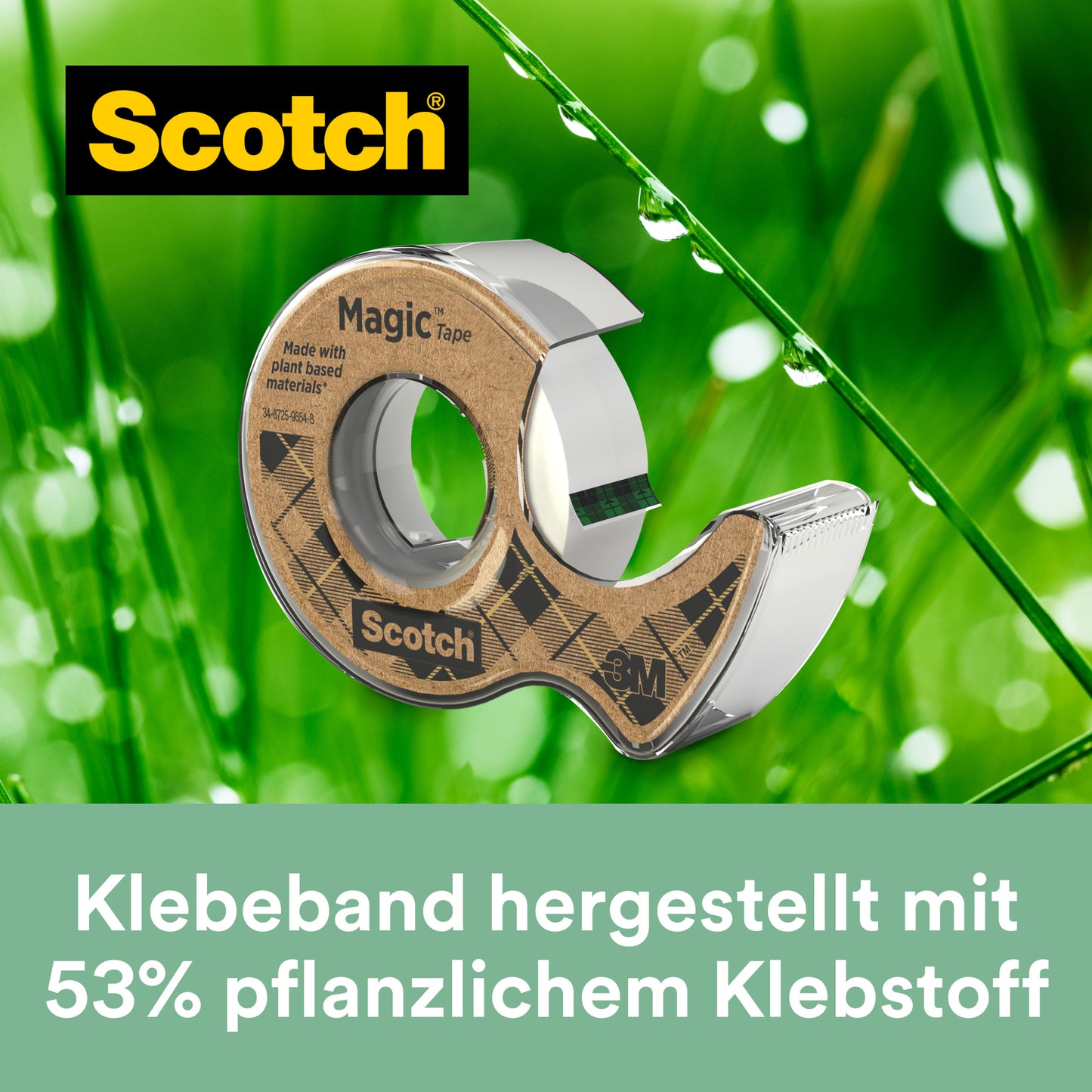 Ein 3M Scotch® Magic™ Klebeband (19 mm x 20 m, 1 Rolle + Abroller aus Recyclingmaterial), hergestellt mit 66 % pflanzlichem Klebstoff, ist vor grünem Hintergrund mit Wassertropfen zu sehen.