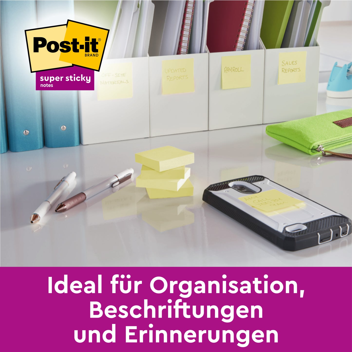 Un bureau avec des stylos, des trombones, un téléphone, des dossiers et des Post-it® Super Sticky Notes (Jaune, 76x127mm, 90 feuilles/bloc), idéal pour l'organisation et les rappels. Contient 14 blocs plus 2 gratuits. Logo en haut à gauche. De 3M Deutschland GmbH.
