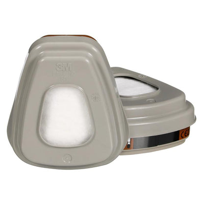 Abgebildet sind zwei graue 3M™ Filtersätze 6002-1 A2P2 von 3M Deutschland GmbH, ein flacher und ein aufrechter, beide mit zentralen weißen Filterflächen zum Schutz vor organischen Dämpfen. Die Packung enthält 2x6055, 2x5925, und 2x501.