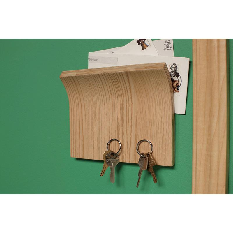 Une boîte aux lettres murale en bois avec des crochets pour clés est fixée avec le ruban de montage intérieur double face Scotch-FIX™ de 3M Deutschland GmbH sur un mur vert.