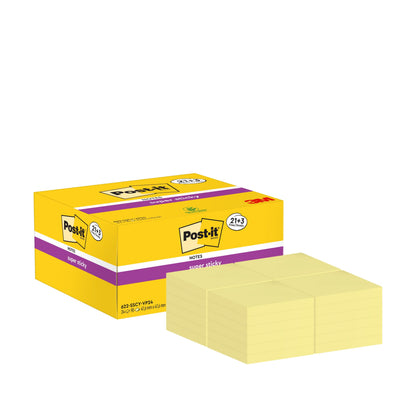 Une boîte jaune de Post-it® Super Sticky Notes, Jaune, 47,6 x 47,6 mm de 3M Deutschland GmbH, contient 21 blocs plus 3 blocs gratuits avec 90 feuilles chacun. Fabriqué en papier certifié 100 % PEFC pour une adhérence supplémentaire (SGSCH-PEFC-COC-110078).