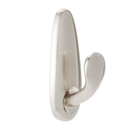 Le crochet en métal Command™ "classique" de 3M Deutschland GmbH a une surface lisse et brossée avec un crochet arrondi, incurvé vers le haut, monté sur une base ovale verticale.