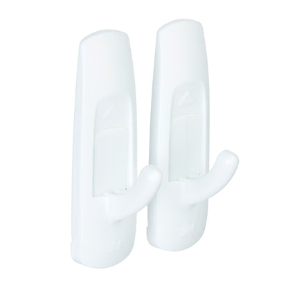 Zwei mittelgroße Command™ Mehrzweckhaken M von 3M Deutschland GmbH, Vorteilspack 17001-2, aus Kunststoff mit gebogenen Haken stehen nebeneinander auf weißem Hintergrund - ideal für beschädigungsfreie Wandbefestigung.