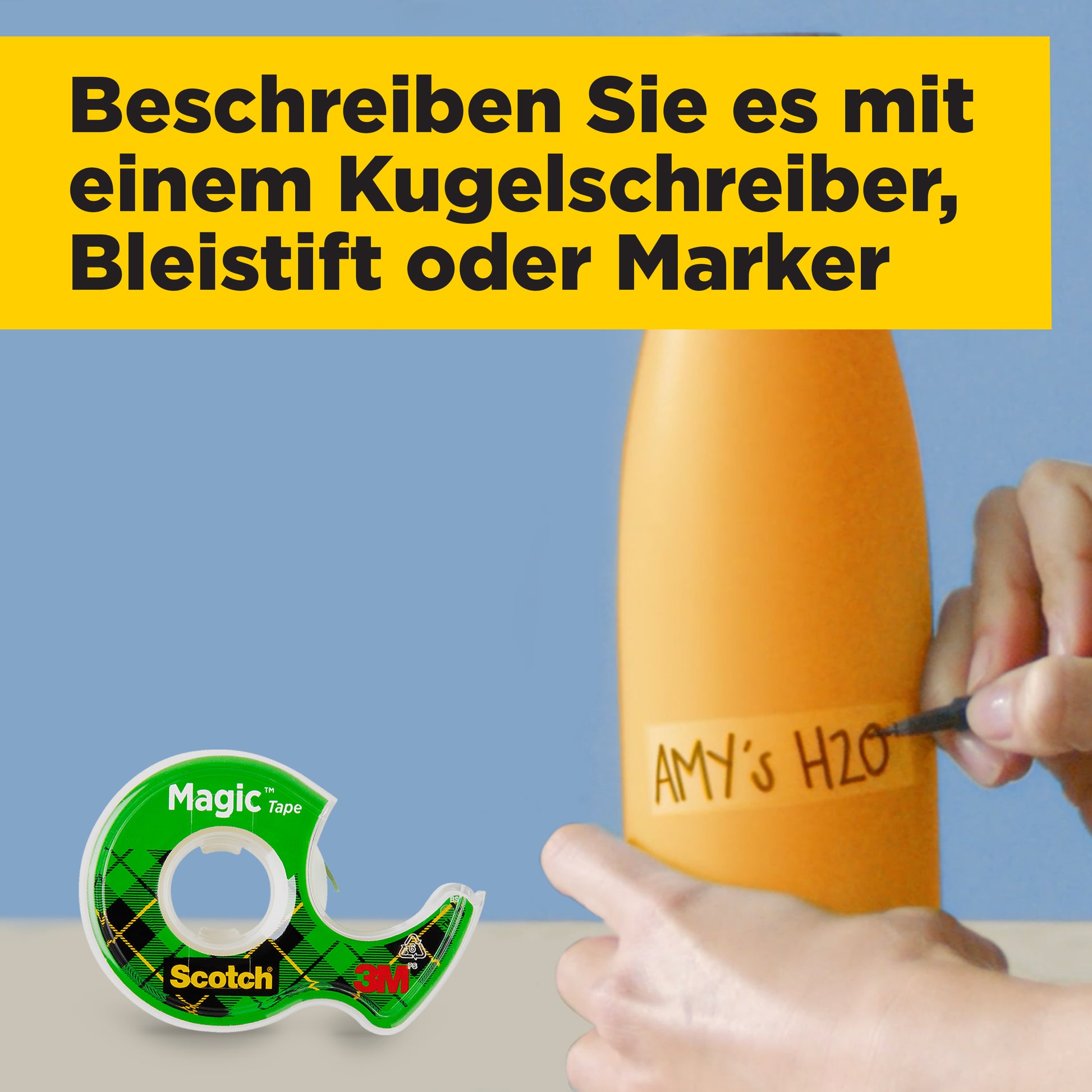 Eine Hand schreibt mit einem schwarzen Marker "AMY'S H2O" auf eine orangefarbene Flasche. Davor liegt eine Rolle Scotch® Magic™ Unsichtbares Klebeband (19mm x 7,5m, 3M Deutschland GmbH). Blauer Hintergrund, darüber deutscher Text auf Gelb.