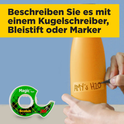 Une main étiquette une bouteille orange avec "AMY'S H2O" tout en tenant un stylo noir. Au premier plan se trouve le ruban invisible Scotch® Magic™ 8-1915R3/2 de 3M Deutschland GmbH - paquet promotionnel avec 2 rouleaux + 1 rouleau GRATUIT.