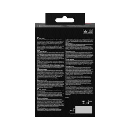 Die Rückseite der 3M™ PELTOR™ Komfort-Kapselgehörschutz-Verpackung der 3M Deutschland GmbH besteht aus schwarzem Karton mit kleiner weißer Schrift, Warnsymbolen oben rechts, Handhabungssymbolen unten rechts und einer Aufhängelasche oben.