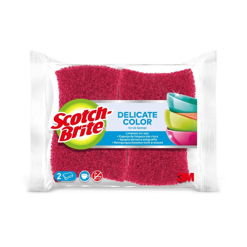 Un pack de 2 éponges de nettoyage non abrasives Scotch-Brite® Delicate Color de 3M Deutschland GmbH. Les éponges rouges conviennent aux surfaces délicates, avec une étiquette affichant le logo de la marque, le nom du produit, des images colorées de vaisselle et des informations en plusieurs langues.
