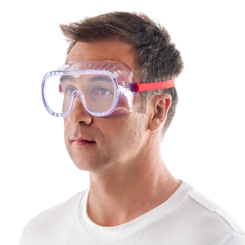 Un homme en t-shirt blanc porte les lunettes de protection 3M™ Classic 4700 (directement ventilées, lentille transparente) de 3M Deutschland GmbH avec une sangle rouge réglable et regarde légèrement vers le haut devant un fond blanc simple.