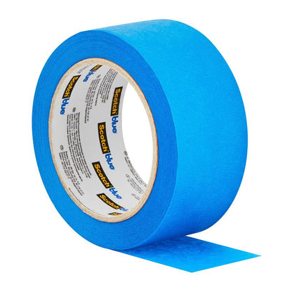 Un rouleau de ruban de masquage ScotchBlue™ "Multi-Surface" de 3M Deutschland GmbH est partiellement déroulé, avec une bande bleue sortant et le nom du produit visible sur l'étiquette intérieure.