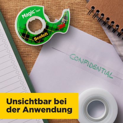 Un distributeur vert de ruban invisible 3M Scotch® Magic™ avec un rouleau de ruban (19 mm x 15 m, paquet promotionnel: 2 rouleaux + 1 GRATUIT) est posé sur un bureau à côté d'un carnet et d'une enveloppe "CONFIDENTIELLE". Invisible à l'application.