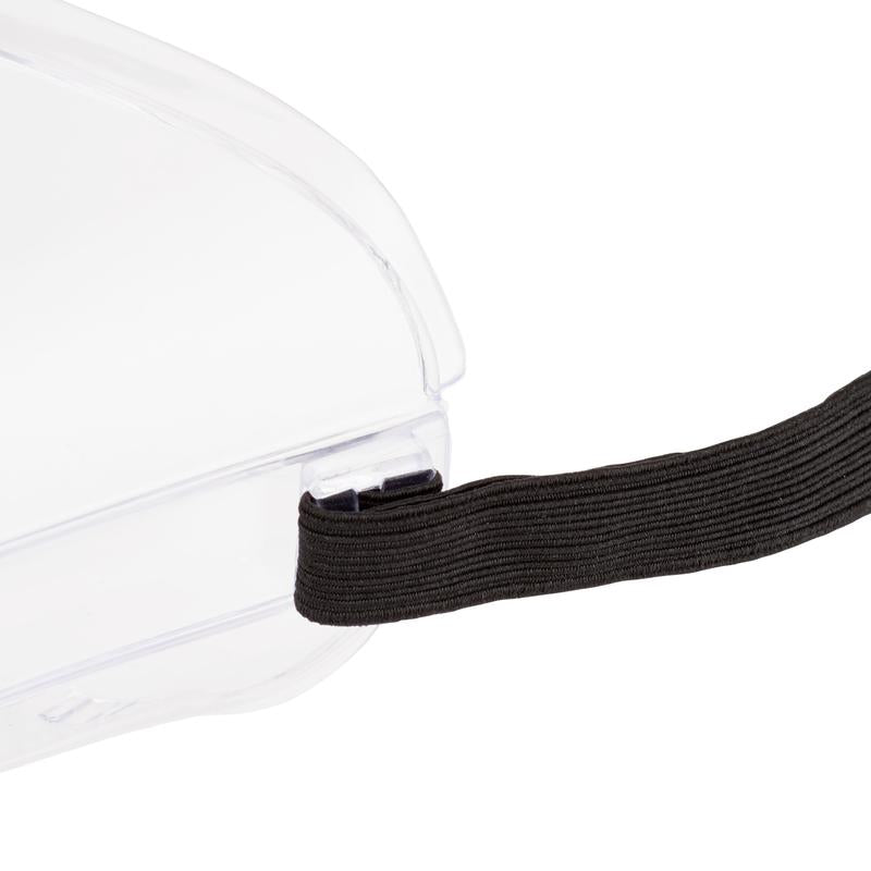 Gros plan sur les lunettes de protection 3M™ Classic 4800 de 3M Deutschland GmbH, montrant la visière transparente, le bandeau élastique noir et le design ventilé indirectement, avec lequel le bandeau est attaché aux lunettes.