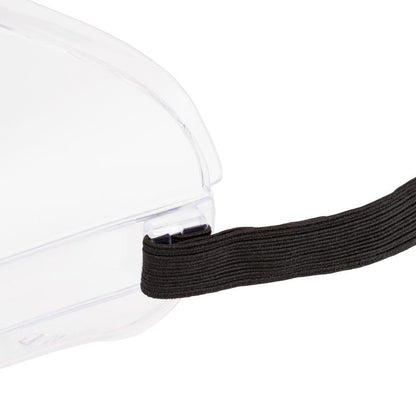 Gros plan sur les lunettes de protection 3M™ Classic 4800 de 3M Deutschland GmbH, montrant la visière transparente, le bandeau élastique noir et le design ventilé indirectement, avec lequel le bandeau est attaché aux lunettes.