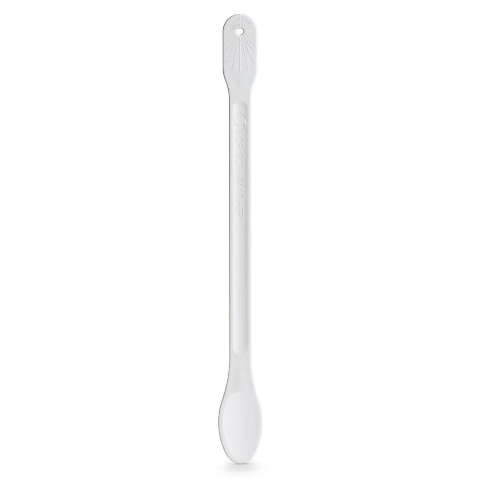 La cuillère à mélanger Dr. Schumacher (1 pièce) de Dr. Schumacher GmbH est un ustensile de cuisine long, mince, blanc, en plastique avec un petit trou près de l'extrémité supérieure et un bol de cuillère arrondi, illustré sur un fond blanc simple.