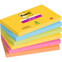 Un bloc de six Post-it® Super Sticky Notes de 3M (76 mm x 127 mm, 90 feuilles par bloc, 100 % PEFC) dans les couleurs jaune, vert, bleu, violet, rose et orange ; la page de garde jaune comporte le logo et les détails du produit.