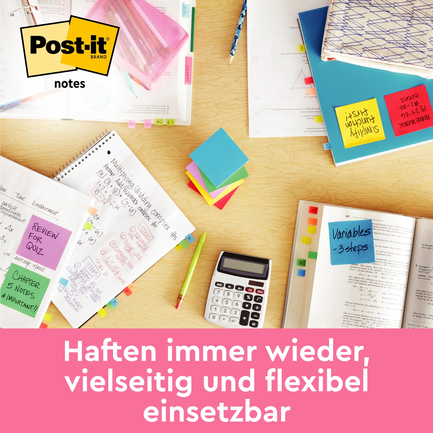 Ein Schreibtisch mit aufgeschlagenen Büchern, Notizbüchern, einem Taschenrechner und bunten Post-it® Super Sticky Z-Notes (76x127mm, 6 Blöcke in Neonfarben) der 3M Deutschland GmbH, die verstreut herumliegen. Das Logo steht oben, der deutsche Text lautet: "Immer wieder haften, vielseitig und flexibel einsetzbar.