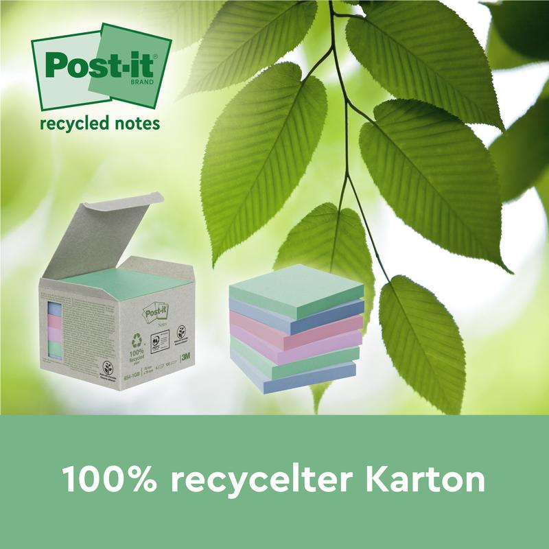 Une boîte ouverte avec des notes de recyclage Post-it® pastel (76 mm x 127 mm, 100 feuilles/bloc, 100% PEFC) de 3M Deutschland GmbH est illustrée à côté de trois piles, sur lesquelles est écrit "100% carton recyclé" sur un fond vert.