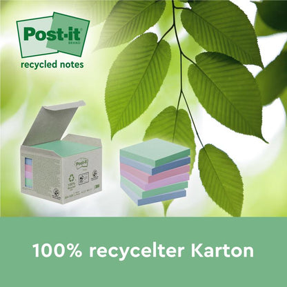Une boîte ouverte avec des notes de recyclage Post-it® pastel (76 mm x 127 mm, 100 feuilles/bloc, 100% PEFC) de 3M Deutschland GmbH est illustrée à côté de trois piles, sur lesquelles est écrit "100% carton recyclé" sur un fond vert.
