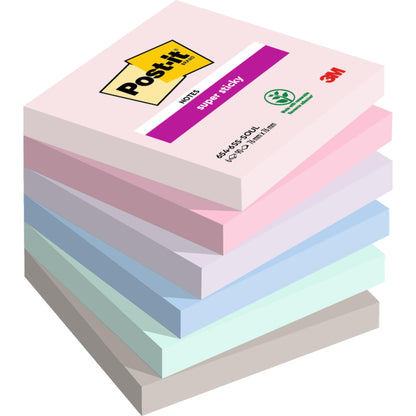Une pile de Post-it® Super Sticky Notes 3M Deutschland GmbH, 76x76 mm, 90 feuilles par bloc, dans différentes couleurs pastel, avec le logo PEFC et des informations sur le pourcentage de recyclage sur le dessus.
