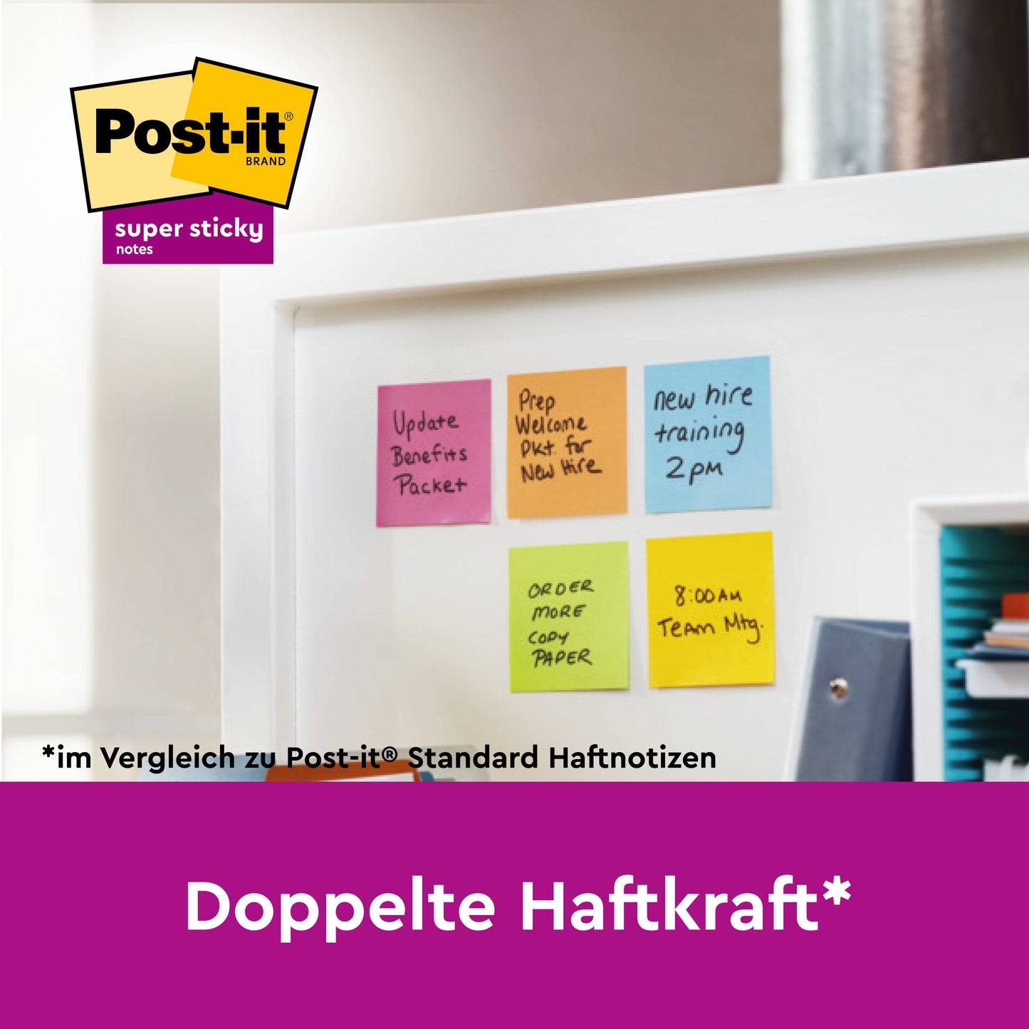 Auf einem Whiteboard befinden sich sechs bunte Haftnotizen (76 x 76 mm) mit Erinnerungsfunktion. Die Post-it® Super Sticky Z-Notes von 3M, in gelb, bieten "Doppelte Haftkraft*". Eine blaue Mappe ist in einem Regal teilweise sichtbar. Packung: 20+4 Gratis, PEFC-zertifiziert.